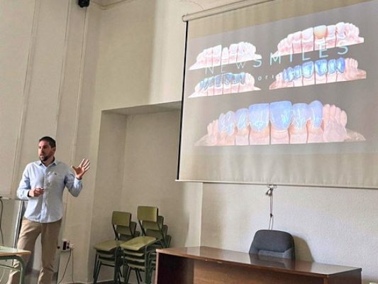 charla-universidad-granada-newsmiles